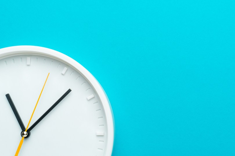 ticking analog clock